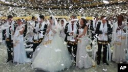 Sekitar 6.000 pasangan dikukuhkan sebagai suami istri di Cheongshim World Peace Center, timur laut ibukota, Seoul, Jumat (7/2).