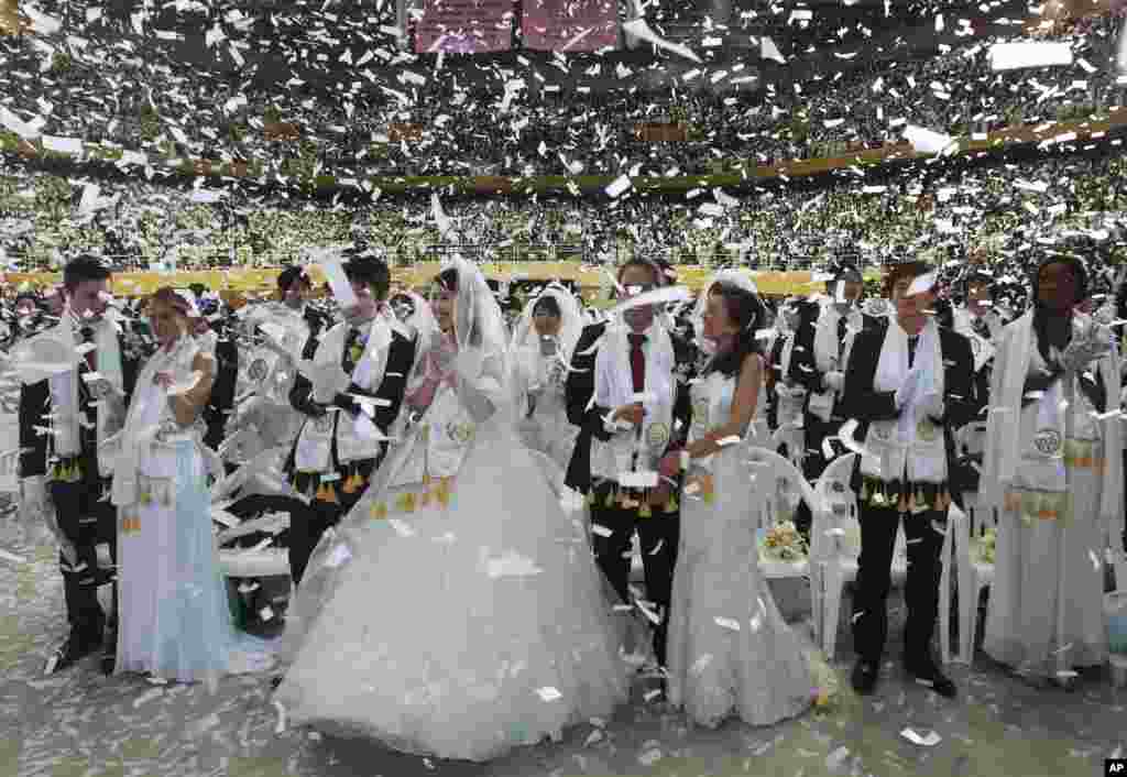 هزاران زوج جوان درمراسم ازدواج دسته جمعی در حالی که ماسک بر صورت داشتند، عروسی شان را جشن گرفتند. این مراسم در یکی از کلیساهای کوریای جنوبی برگزار شد.