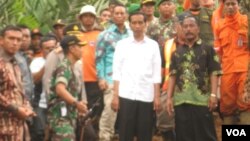 Presiden Jokowi meninjau lokasi bencana tanah longsor di Banjarnegara (Foto: Arwana Satria, relawan Muhammadiyah)