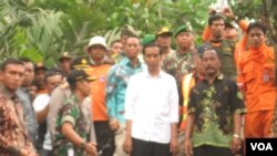Presiden Jokowi meninjau lokasi longsor di Banjarnegara (Foto: Arwana Satria, relawan Muhammadiyah)