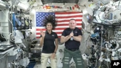 En esta foto de video entregado por la NASA, los astronautas Suni Williams (izq) y Butch Wilmore participan en una conferencia de prensa desde la Estación Espacial Internacional, el 10 de julio del 2024. 