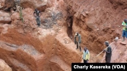 Des creuseurs artisanaux dans une mine d'or au Nord-Kivu en RDC, 21 avril 2015. (VOA/Charly Kasereka)