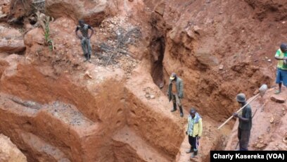 Des creuseurs artisanaux dans une mine d'or au Nord-Kivu en RDC, 21 avril 2015. (VOA/Charly Kasereka)