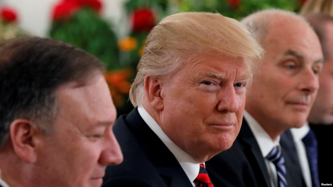 Presiden Amerika Serikat Donald Trump (tengah) bersama menlu AS Mike Pompero dan Kepala Staf Gedung Putih John Kelly saat menghadiri jamuan makan siang bersama PM Singapura Lee Hisen Loong dan pejabat lainnya di Istana Singapura, 11 Juni 2018. (Foto: dok).