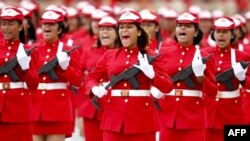 Venezuelan soldiers march