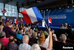 DOSSIER - Des supporters assistent à un rassemblement du parti Rassemblement national à Hénin-Beaumont, en France, le 24 mai 2019.