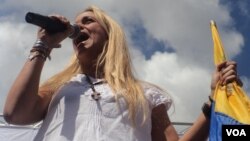 "Nos hace mucha falta, mucha" le escribió Tintori a López en la red social.