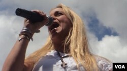 Tintori nuevamente responsabilizó al gobierno por lo que pueda pasarle tanto a su esposo como a los más de cien jóvenes que mantienen la medida de ayuno. [Foto: Alvaro Algarra, VOA]