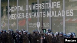 Les CRS sécurisent leurs positions à l'extérieur de l'Hôpital universitaires Necker-Enfants malades lors des manifestations à Paris, France, le 14 juin 2016.