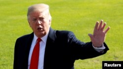 도널드 트럼프 미국 대통령이 22일 텍사스 휴스턴에서 열리는 공화당 선거유세에 참석하기 위해 백악관을 나서며 취재진을 향해 손을 흔들고 있다.