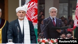 Le chef de l'Etat Ashraf Ghani (à g.) et son principal adversaire Abdullah Abdullah. (Reuters/VOA) 