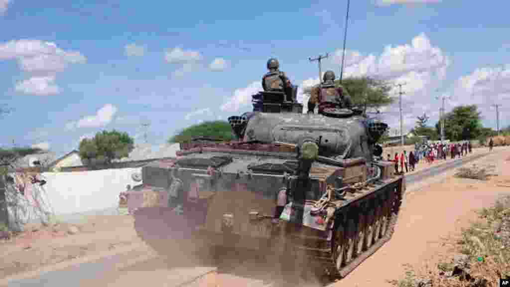 Tanque das forças armadas do Quénia se aproxima do local.