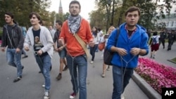 Symbolically-chained Pussy Riot supporters march near the Kremlin Wall, Moscow, Sept. 22, 2012.