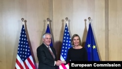 Ngoại trưởng Mỹ Rex Tillerson và bà Federica Mogherini, Nhà ngoại giao hàng đầu của Liên minh châu Âu, tại Brussels, Bỉ, ngày 5/12/2017.
