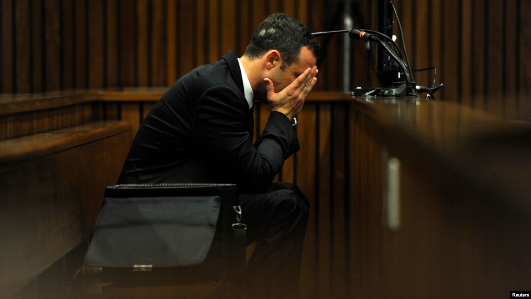 El atleta olímpico, Óscar Pistorius, se declaró inocente de la muerte de su novia, la modelo Reeva Steenkamp, sosteniendo que le disparó por error.