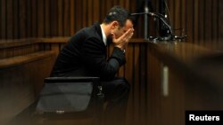 El atleta olímpico, Óscar Pistorius, se declaró inocente de la muerte de su novia, la modelo Reeva Steenkamp, sosteniendo que le disparó por error.