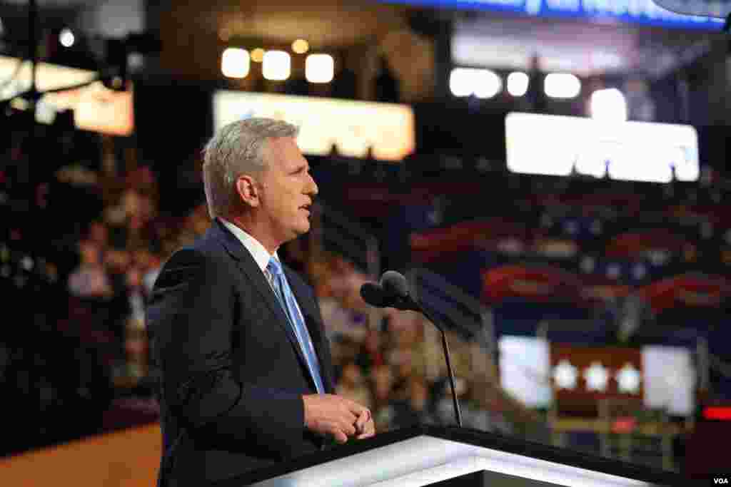 Kevin McCarthy addresses the Republican National Convention in Cleveland, July 19, 2016. (A. Shaker/VOA)