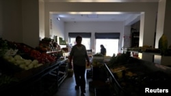 Una mujer se encuentra en una tienda durante un corte de energía, en Quito, Ecuador, el 7 de septiembre de 2024. REUTERS/Karen Toro Ecuador