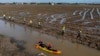 Miembros del V batallón de la Unidad Militar de Emergencias (UME) buscan cadáveres arrastrados por las inundaciones en las afueras de Valencia, España, el viernes 8 de noviembre de 2024.