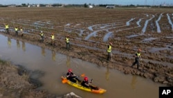 Miembros del V batallón de la Unidad Militar de Emergencias (UME) buscan cadáveres arrastrados por las inundaciones en las afueras de Valencia, España, el viernes 8 de noviembre de 2024.