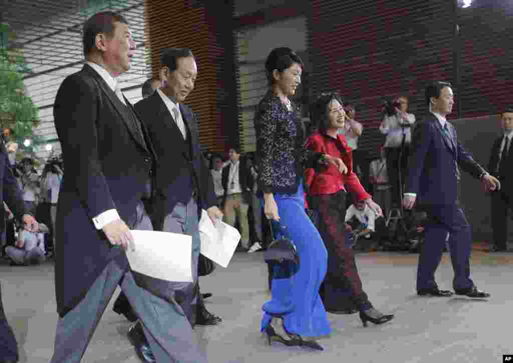 Newly appointed ministers leave the prime minister&#39;s office for the Imperial Palace for the attestation ceremony in Tokyo, Sept. 3, 2014.