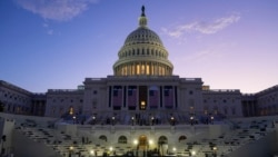 FILE - Matahari terbit di belakang Gedung Kongres Amerika Serikat saat latihan menjelang pelantikan Presiden terpilih Donald Trump di Gedung Capitol, Washington, D.C., 12 Januari 2025.