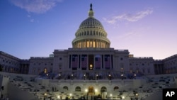 FILE - Matahari terbit di belakang Gedung Kongres Amerika Serikat saat latihan menjelang pelantikan Presiden terpilih Donald Trump di Gedung Capitol, Washington, D.C., 12 Januari 2025.