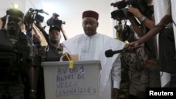 Niger's incumbent President Mahamadou Issoufou votes at a polling station during the country's presidential and legislative elections in Niamey, Feb. 21, 2016.