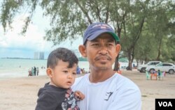 លោកឡៅ ហារី ​វ័យ​ ៤០ ជា​បុគ្គលិក​អង្គការក្រៅ​រដ្ឋាភិបាល​មួយ​រូប​ បាន​នាំ​ភរិយា​ និង​កូនៗ​មក​ដើរកំសាន្តនៅ​ឆ្នេរសមុទ្រចុងសប្តាហ៍ នៅក្រុង​ព្រះ​សីហនុ នៅ​ថ្ងៃទី​១៧ ខែ​ឧសភា​ ឆ្នាំ​២០២០។ (ខាន់ សុគុំមនោ​/ VOA)