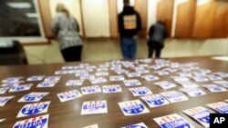 Fotografía de archivo del 6 de noviembre de 2018 de personas votando en el municipio de Jamestown en Kieler, Wisconsin. (Nicki Kohl/Telegraph Herald vía AP, Archivo)