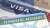 EE.UU. considera restringir “green cards” por asistencia pública