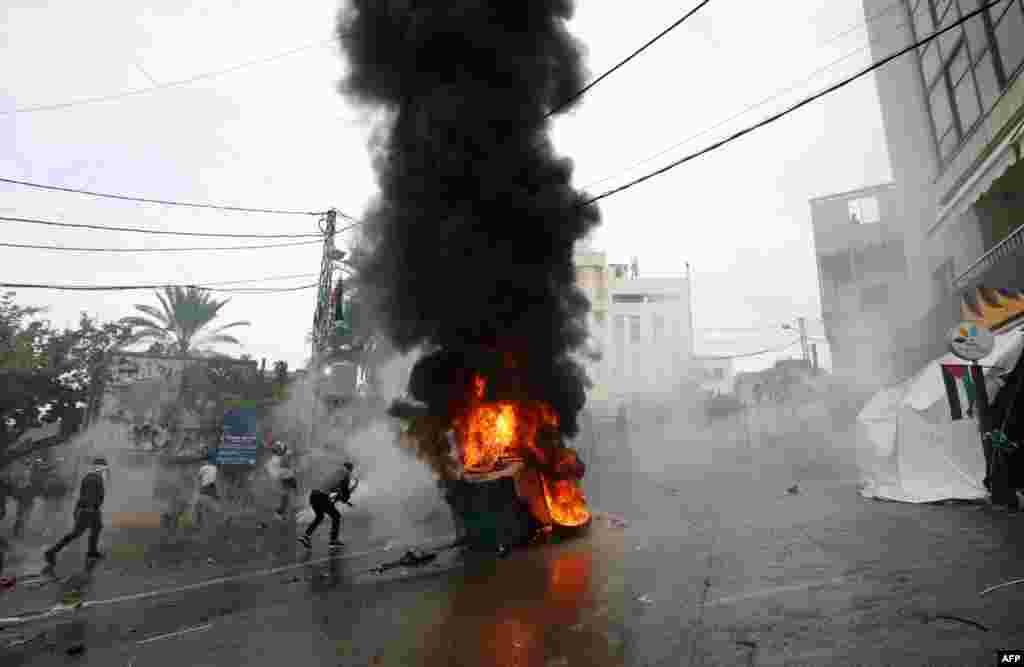 Pasukan keamanan Lebanon menembakkan gas air mata dalam aksi demonstrasi di depan Kedutaan Besar AS di pinggiran Beirut, untuk memrotes pengakuan Yerusalem sebagai ibu kota Israel.