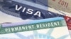 У Міграційної служби США закінчуються гроші - менше людей подаються на візи і "зелені картки"