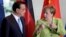 German Chancellor Angela Merkel, right, and China's Premier, Li Keqiang, left, talk during a contract signing ceremony as part of a meeting at the chancellery in Berlin, June 1, 2017.