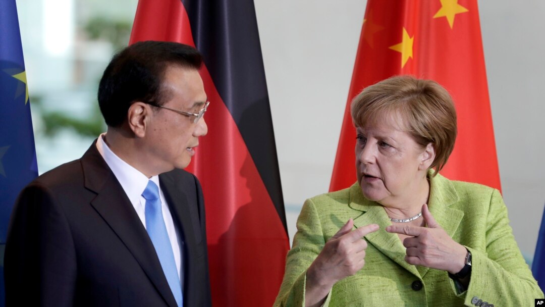 Kanselir Jerman Angela Merkel (kanan) bersma PM China Li Keqiang (kiri) dalam acara penandatanganan kontrak kerjasama di Berlin, 1 Juni 2017.