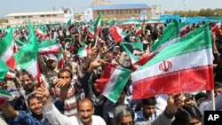 Hình ảnh trên trang web của Tổng thống Iran Mahmoud Ahmadinejad cho thấy dân chúng vẫy cờ ủng hộ khi ông tới thăm hòn đảo Abu Musa ngày 11/4/2012