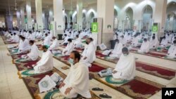 زائران مسلمان در حال نماز در مسجدی در عرفات در مجاورت مکه در عربستان سعودی. ۳۰ ژوئیه ۲۰۲۰