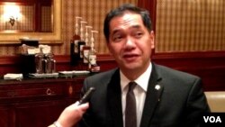 Menteri Perdagangan Gita Wirjawan dalam wawancara dengan VOA di Washington DC Jumat (31/5). (VOA/Eva Mazrieva)