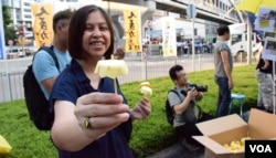 有集會攤位派發紙摺的黃色小雨傘。 (美國之音湯惠芸)