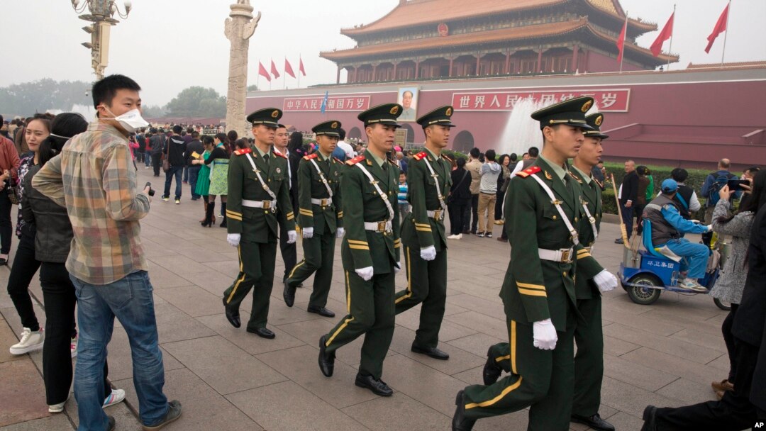 2014年10月11日中国警察在北京天安门巡逻