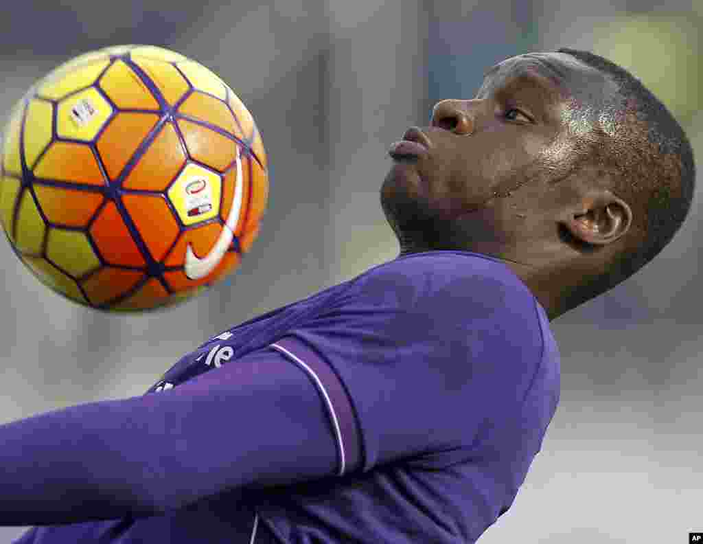 Pemain Fiorentina, Khouma Babacar, konsentrasi mengatasi bola saat pertandingan sepak bola Serie A melawan Torino, di stadion Artemio Franchi di Florence, Italia.