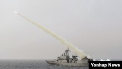 6일 한국 동해상에서 실시된 해공군 합동 전투탄 실사격 훈련에서 3천200톤급 구축함인 양만춘함이 표적을 향해 하푼 대함유도탄을 발사하고 있다. 