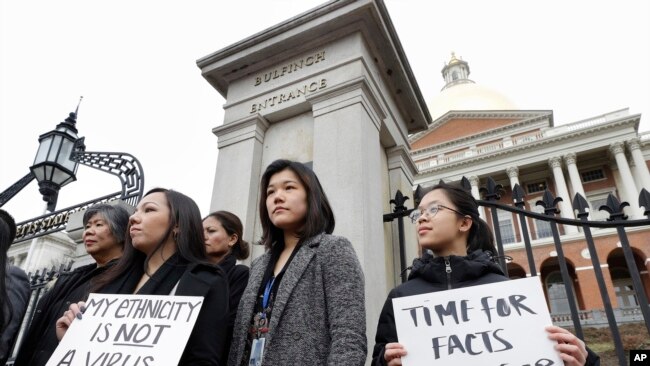 麻萨诸塞州亚裔美国人委员会成员在2020年3月12日公开抗议谴责他们所说的种族主义、散布恐惧和在新冠病毒流行中针对亚裔社区的错误信息。