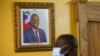 Una foto del fallecido presidente haitiano Jovenel Moise cuelga de la pared de la residencia del primer ministro de Haití, Ariel Henry, en Puerto Príncipe, el 28 de septiembre de 2021.