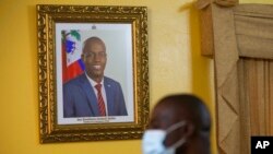 Una foto del fallecido presidente haitiano Jovenel Moise cuelga de la pared de la residencia del primer ministro de Haití, Ariel Henry, en Puerto Príncipe, el 28 de septiembre de 2021.