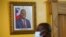 Una foto del difunto presidente haitiano Jovenel Moise cuelga en la pared de la residencia del primer ministro de Haití, Ariel Henry, en Puerto Príncipe, el 28 de septiembre de 2021.