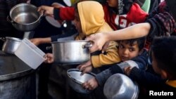 เด็ก ๆ ขณะรอรับการแจกอาหารในเมืองราฟาห์ ทางตอนใต้ของฉนวนกาซ่า เมื่อ 5 มีนาคม 2024 (ที่มา:รอยเตอร์)