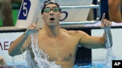 브라질 리우올림픽에 출전한 미국 수영 국가대표 마이클 펠프스 선수가 9일 남자 200m 접영 결승에서 우승을 확인한 후 손가락을 들어보이고 있다.