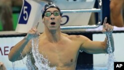 Perenang Amerika Serikat Michael Phelps setelah meraih medali emas di gaya kupu-kupu 200-meter pria di Olimpiade Rio Selasa (9/8).