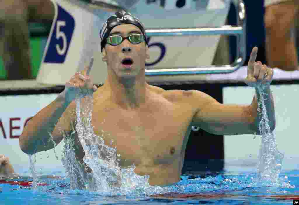 Bintang renang Michael Phelps dari AS merayakan medali emas yang didapatnya dari nomor gaya kupu-kupu 200 meter putra pada Olimpiade Musim Panas 2016 di Rio de Janeiro, Brazil (9/8).&nbsp;(AP/Michael Sohn)